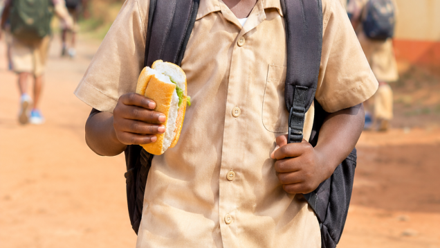 Écolier souriant sur le chemin de l’école